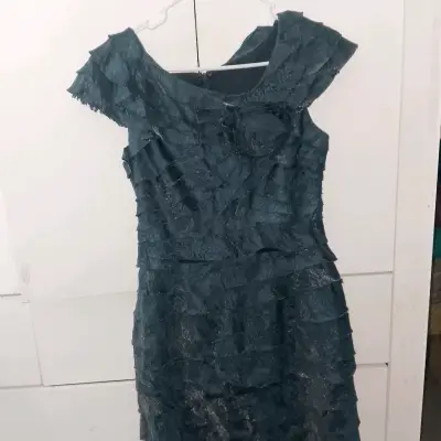 Vestido de fiesta azul con volantes y flor - miniatura 3