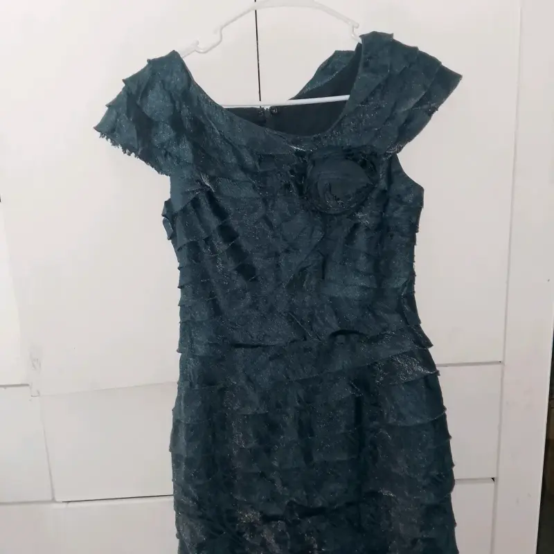 Vestido de fiesta azul con volantes y flor - 4