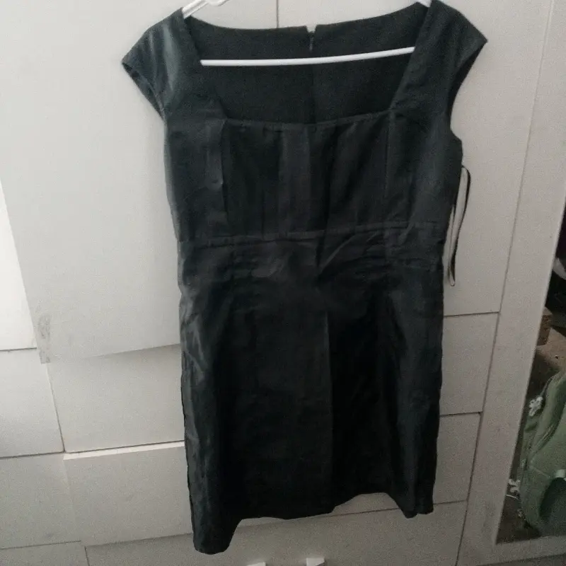 Vestido negro elegante para mujer - 1