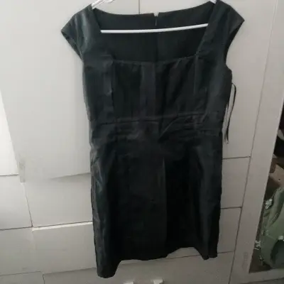 Vestido negro elegante para mujer - miniatura 1