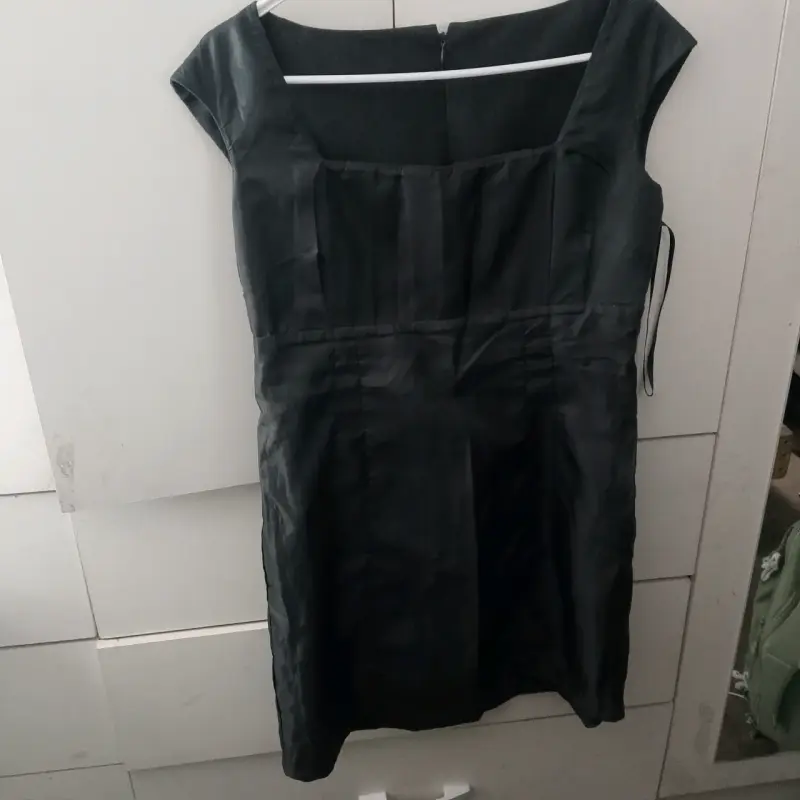 Vestido negro elegante para mujer - 2