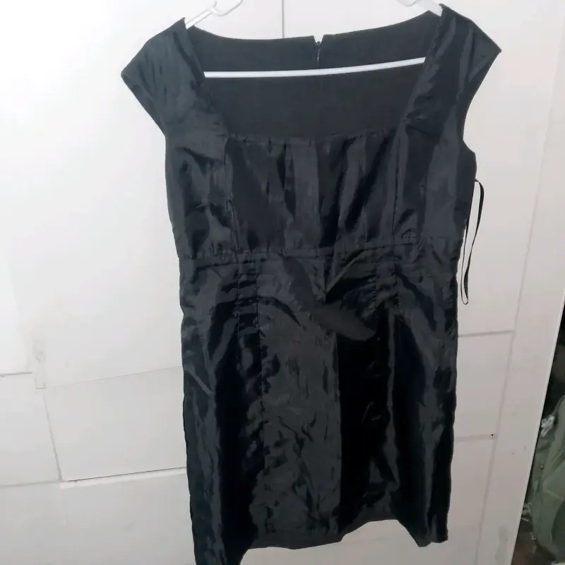 Vestido negro elegante para mujer - 3