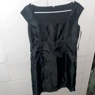Vestido negro elegante para mujer - miniatura 3