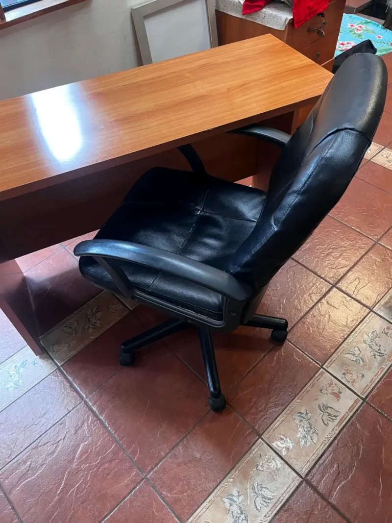 Escritorio de madera con silla giratoria - 1