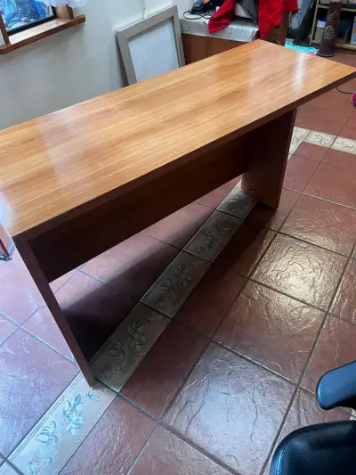 Escritorio de madera con silla giratoria - miniatura 2
