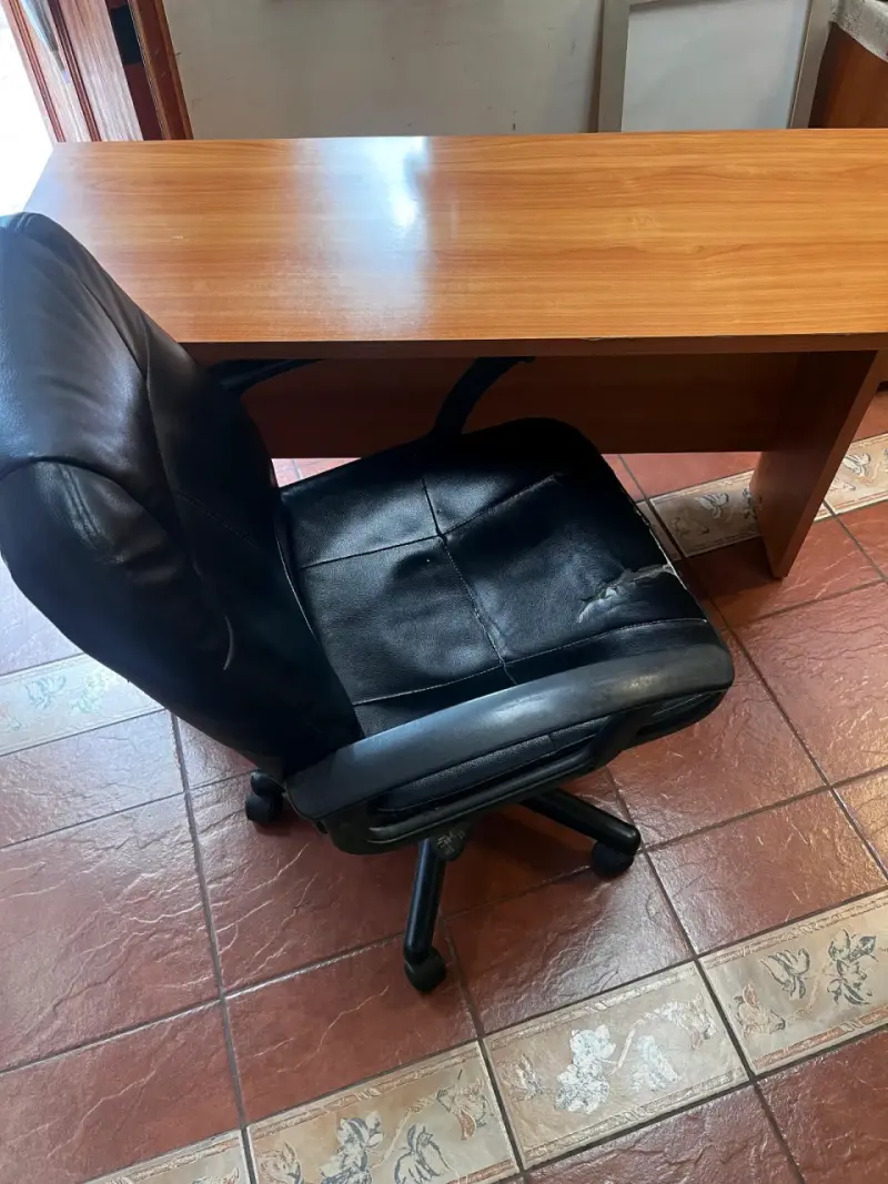 Escritorio de madera con silla giratoria - 6