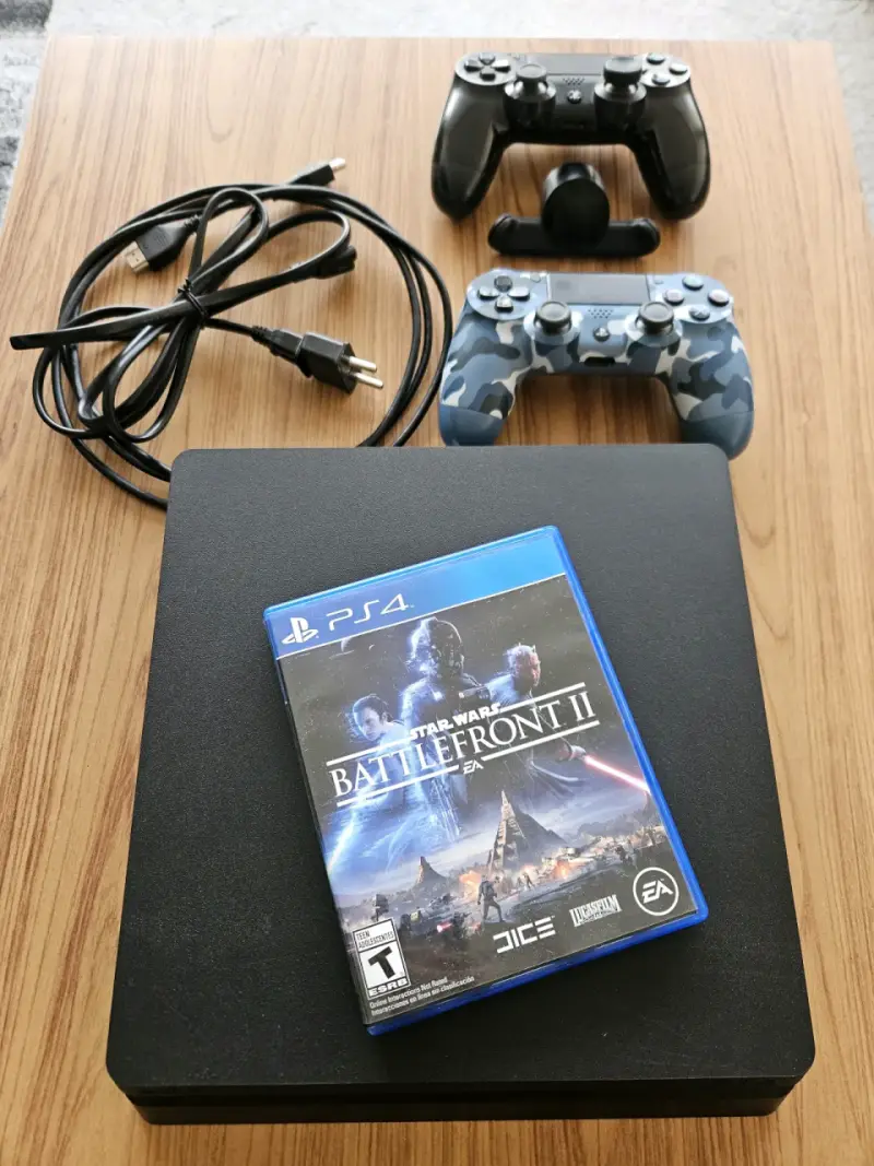 PS4 Slim 1 Tb. + 2 joysticks + juego - 2
