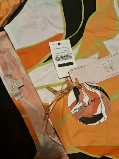 Blusa estampada de colores vibrantes - miniatura 2