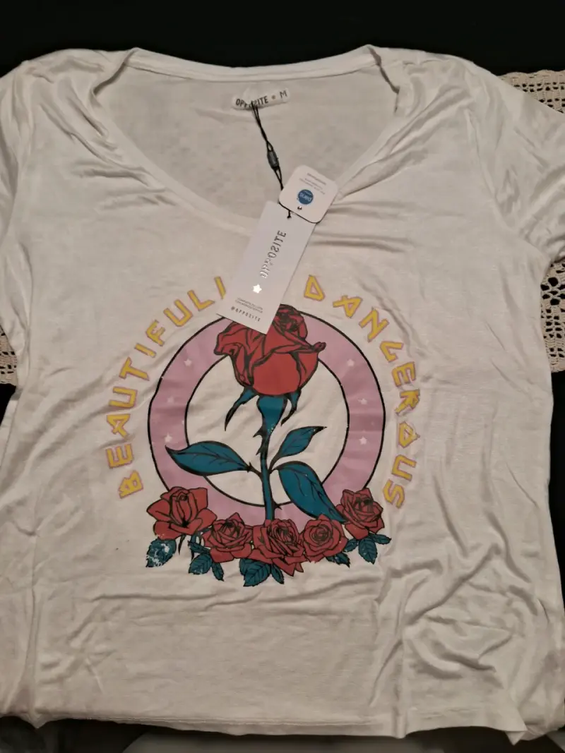 Polera Blanca con Estampado de Rosa OPPOSITE - 1