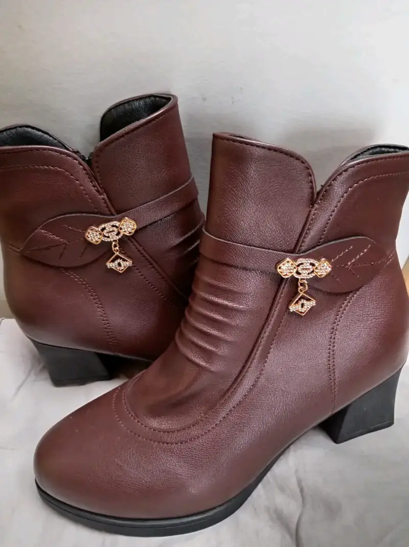 Botines de cuero marrón con tacón y adorno - 1