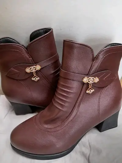 Botines de cuero marrón con tacón y adorno - miniatura 1