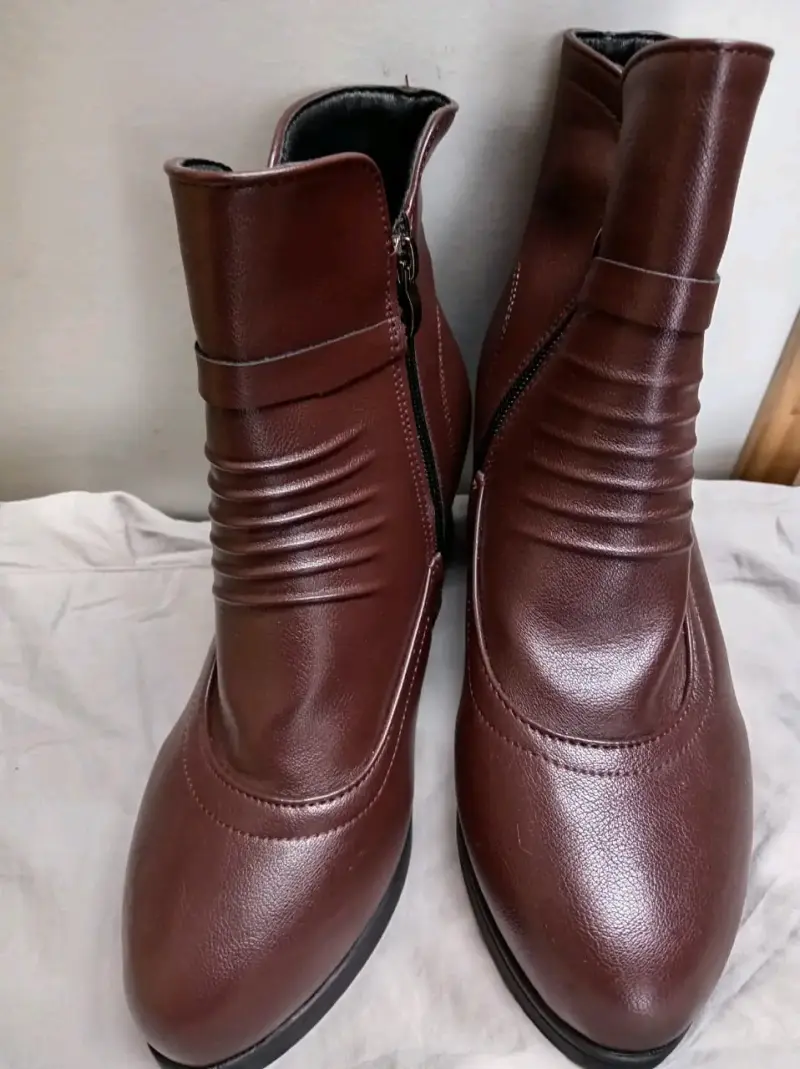 Botines de cuero marrón con tacón y adorno - 2
