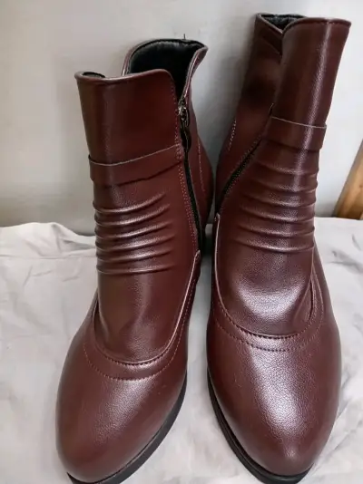 Botines de cuero marrón con tacón y adorno - miniatura 2
