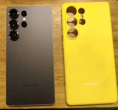 Samsung Galaxy S25 Ultra con carcasas variadas - miniatura 2