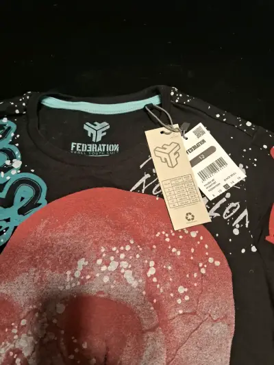 Polera negra con diseño de calavera Federation - miniatura 1