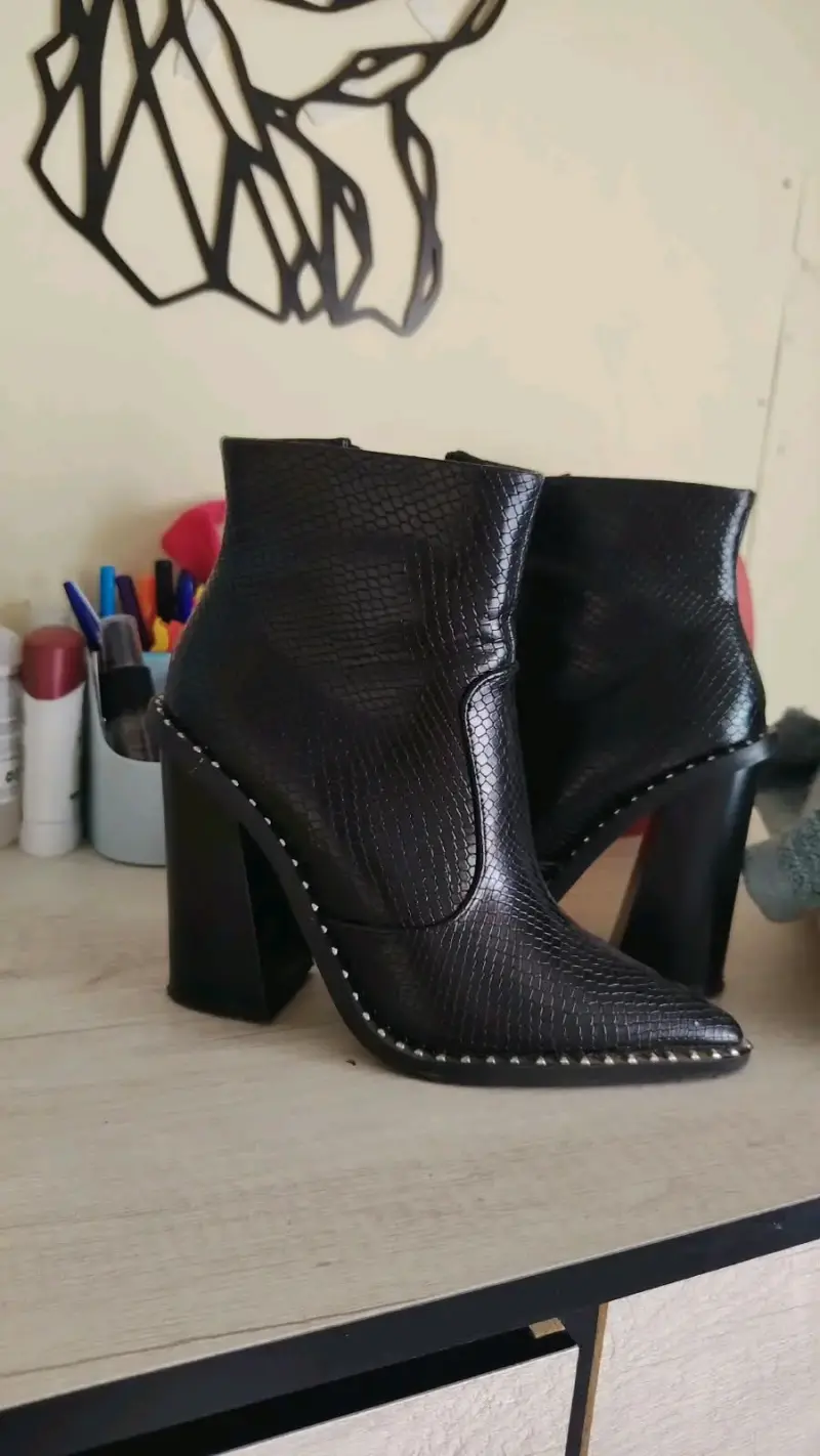 Botines negros de cuero con tacón alto - 1