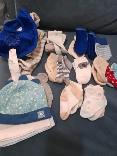 Lote de ropa para bebé con enteritos y calcetines - miniatura 1