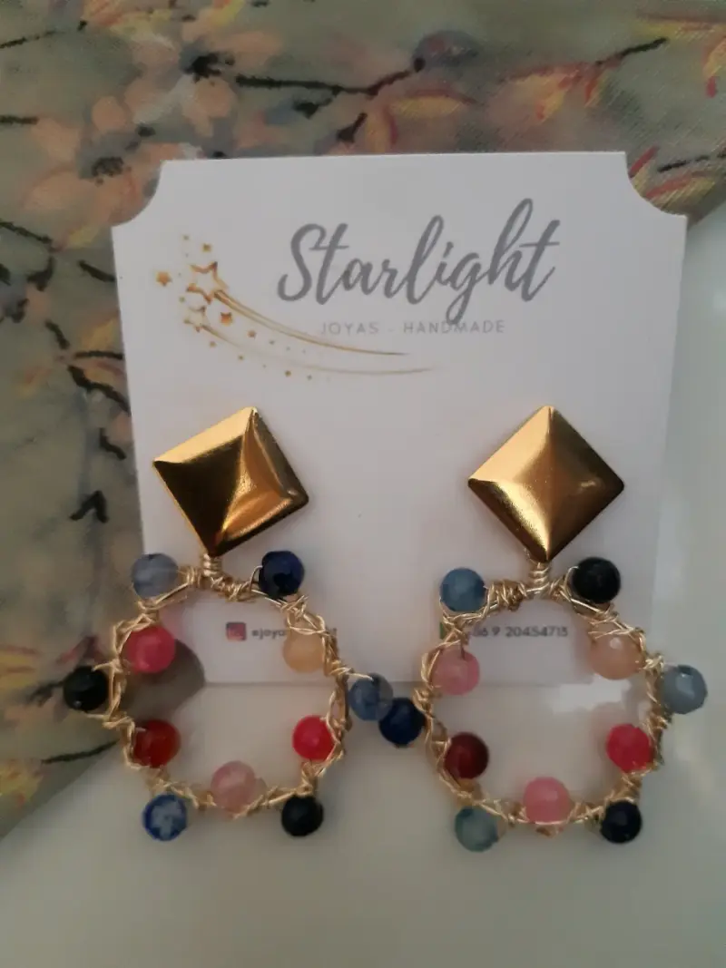 Aros colgantes con piedras de colores