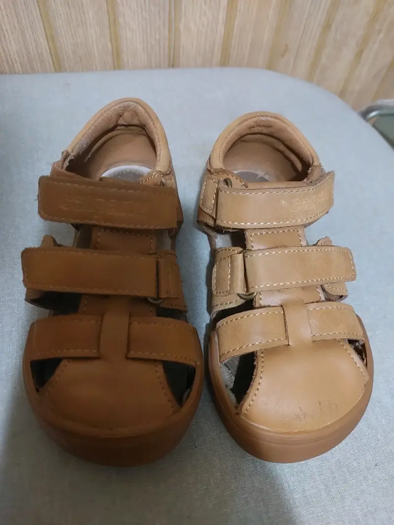 Sandalias de cuero para niños color café talla 24 - 2