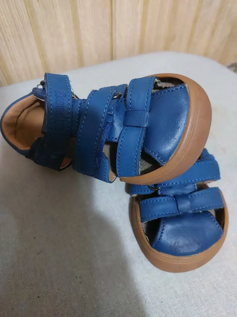 Sandalias de cuero azul para niños talla 23