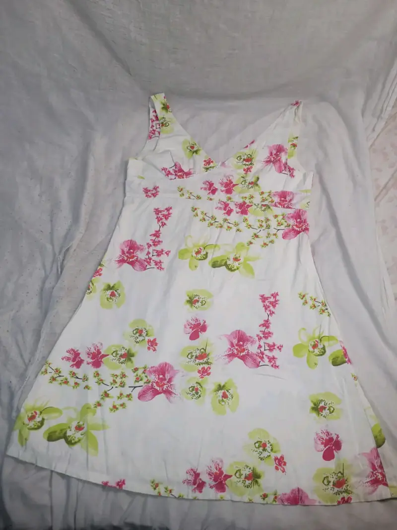 Vestido floral blanco con estampado colorido - 1