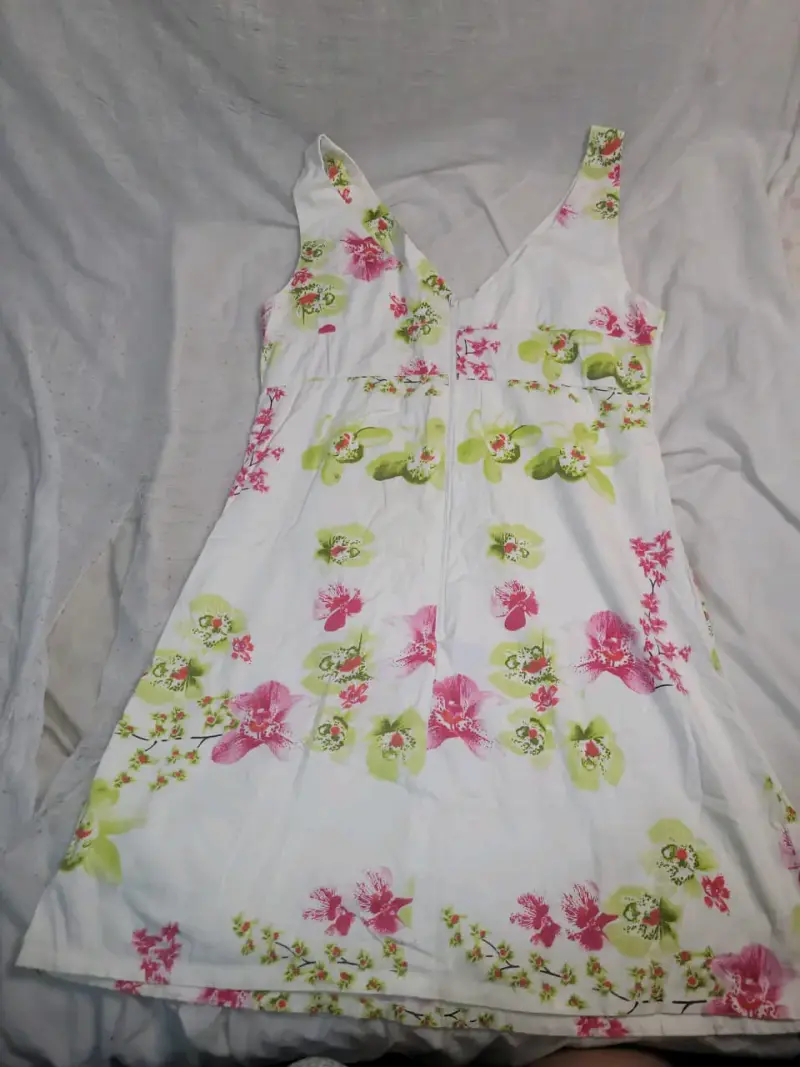 Vestido floral blanco con estampado colorido - 2