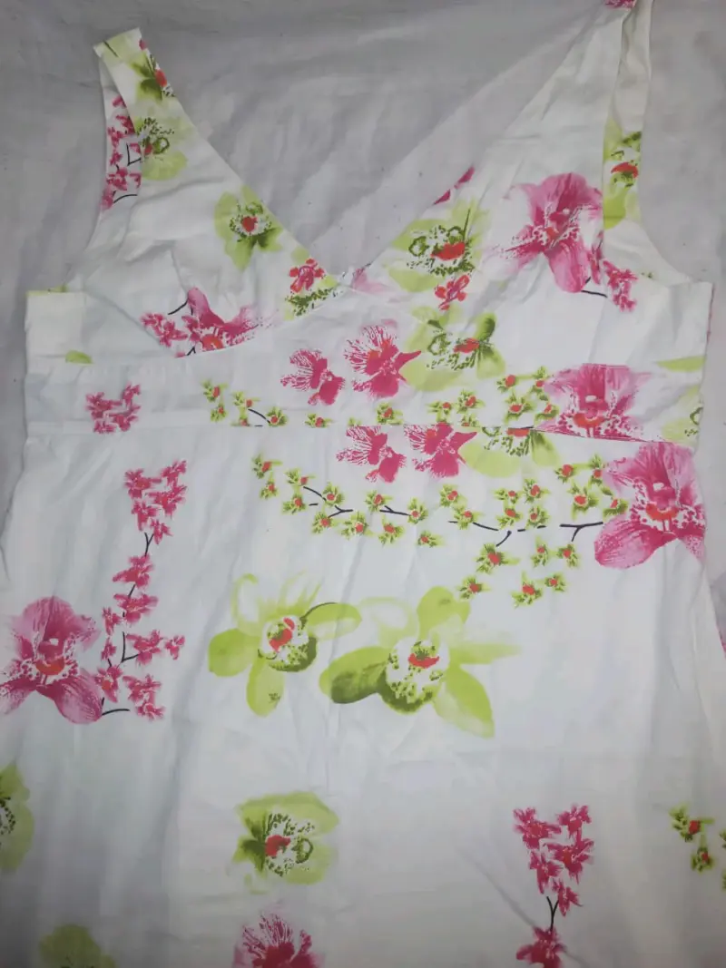 Vestido floral blanco con estampado colorido - 3