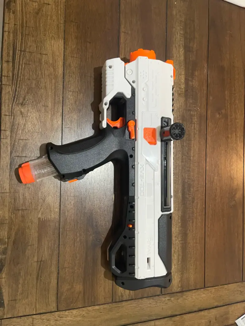 Pistola de juguete Nerf Rival blanca y negra
