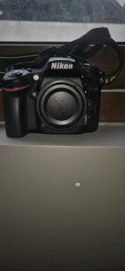 Cámara DSLR Nikon D7000 en buen estado - miniatura 1