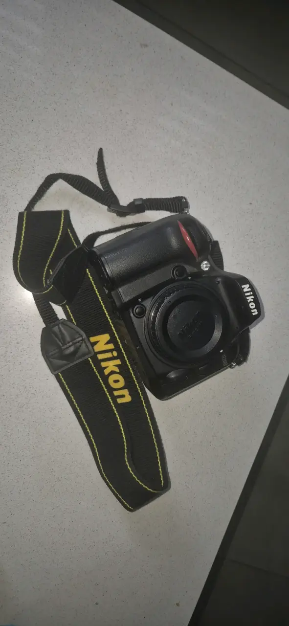 Cámara DSLR Nikon D7000 en buen estado - 2