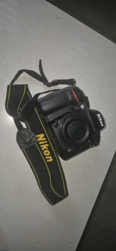 Cámara DSLR Nikon D7000 en buen estado - miniatura 2