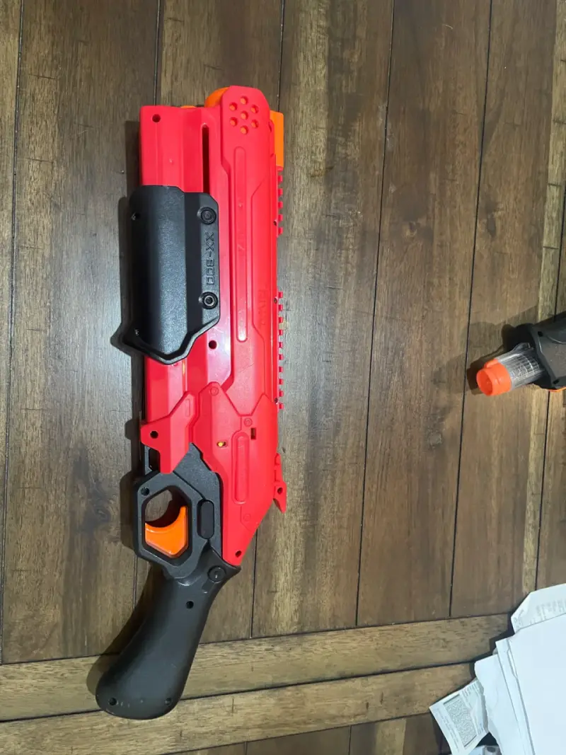 Lanzador de juguete Nerf rival rojo y negro