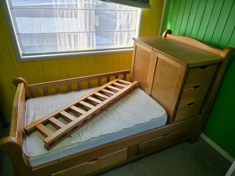 Cuna funcional de madera con cambiador y cajonera - 2