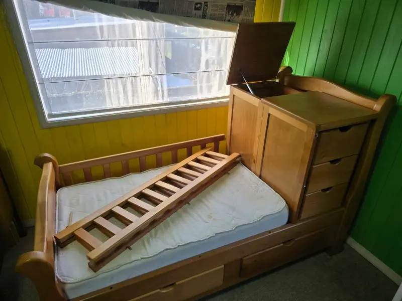Cuna funcional de madera con cambiador y cajonera - 4