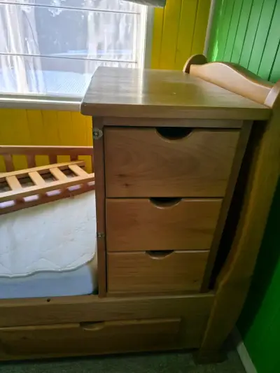 Cuna funcional de madera con cambiador y cajonera - miniatura 5