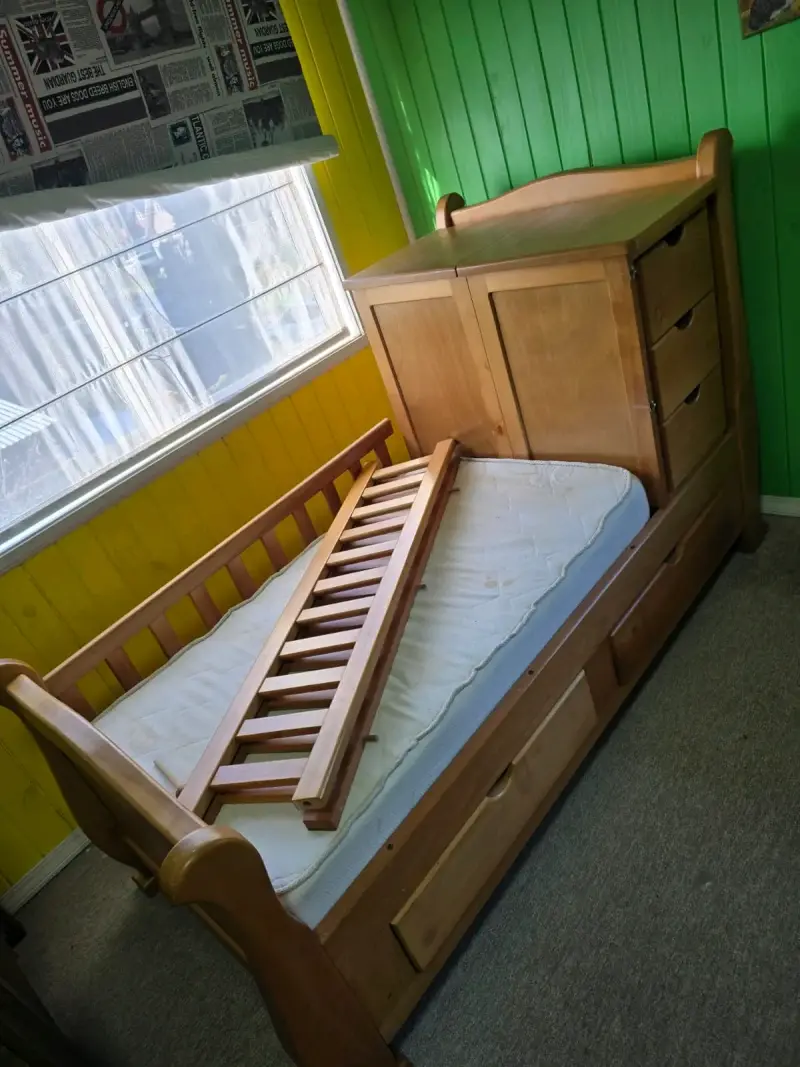 Cuna funcional de madera con cambiador y cajonera - 6