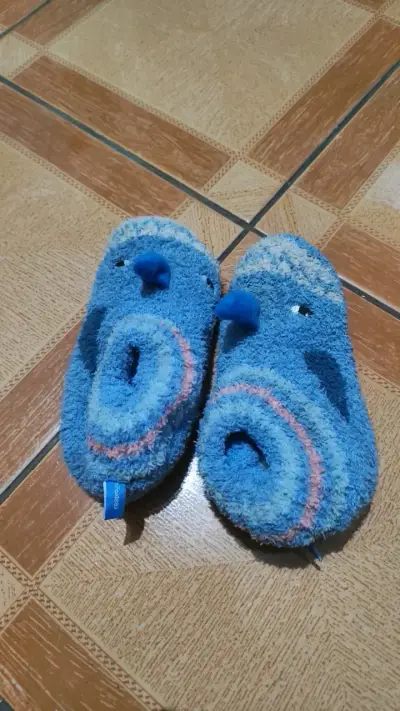 Pantuflas de niño azul con diseño divertido - miniatura 1