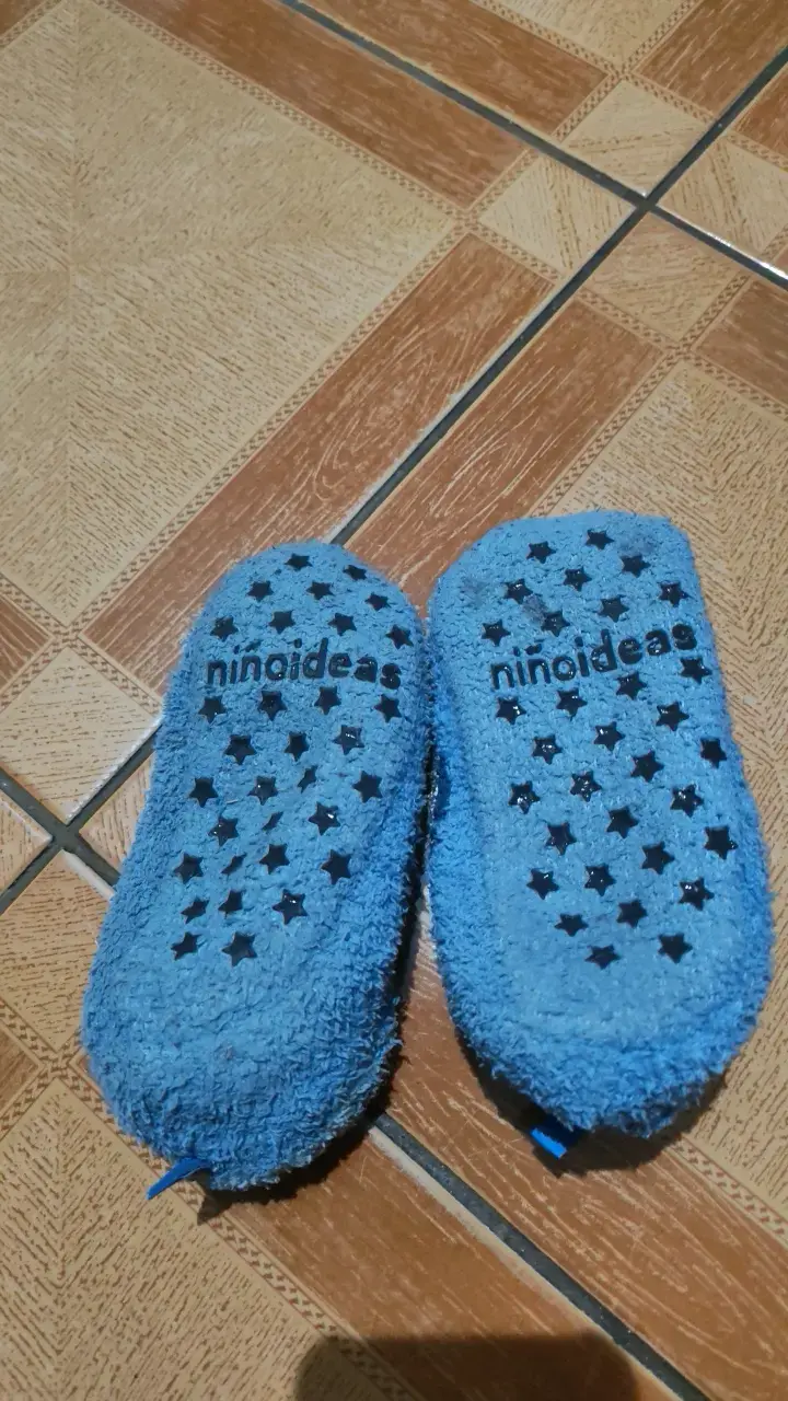 Pantuflas de niño azul con diseño divertido - 3