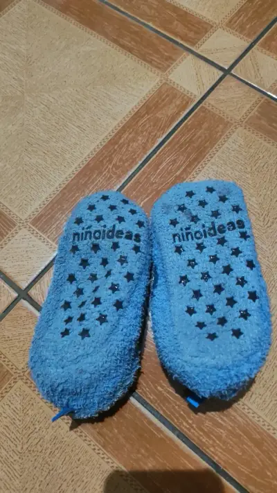 Pantuflas de niño azul con diseño divertido - miniatura 3