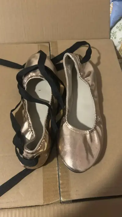 Zapatillas de Ballet Doradas con Cintas Negras - miniatura 1