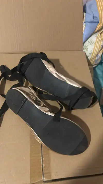 Zapatillas de Ballet Doradas con Cintas Negras - miniatura 2