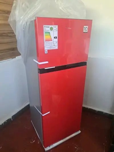 Refrigerador Midea rojo con puerta reversible - miniatura 1