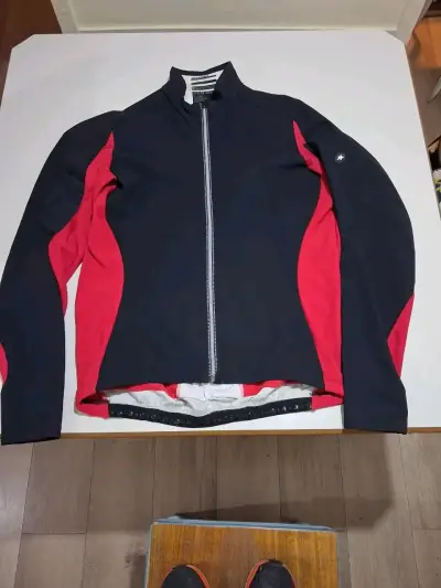 Chaqueta térmica Assos roja y negra para ciclismo - miniatura 1