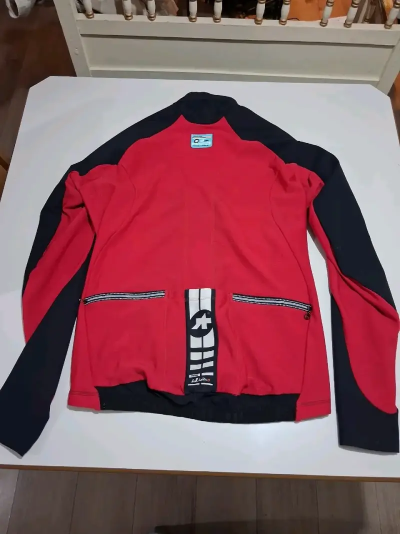 Chaqueta térmica Assos roja y negra para ciclismo - 2