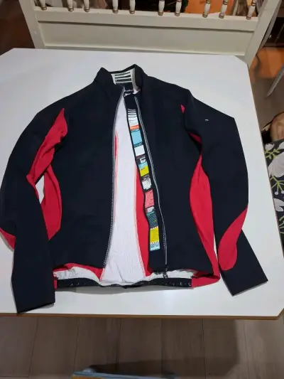 Chaqueta térmica Assos roja y negra para ciclismo - miniatura 3