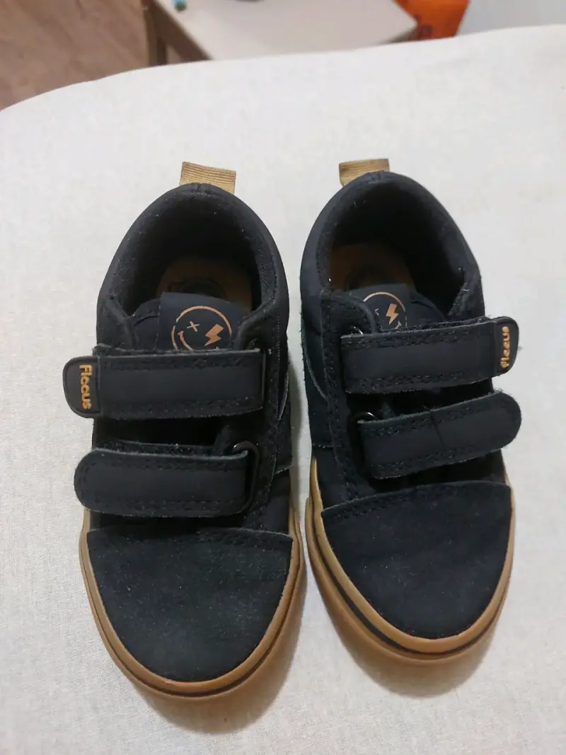 Zapatillas negras con velcro talla 25 o 16.6 cm