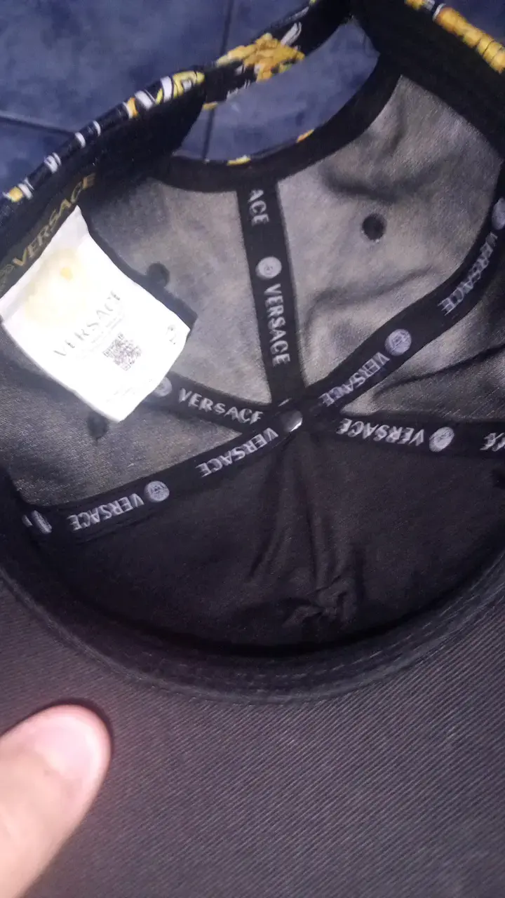 Gorra Versace Couture negra y dorada - 3