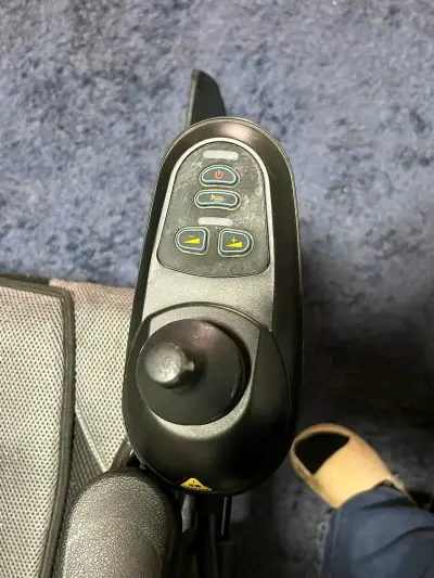 Silla de ruedas eléctrica plegable con control - miniatura 3