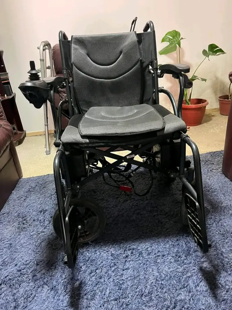 Silla de ruedas eléctrica plegable con control - 4