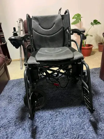 Silla de ruedas eléctrica plegable con control - miniatura 4